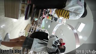 Quay lén siêu thị tiện lợi - Em gái 2k9 mặc váy ngắn lộ cả bím múp rụp