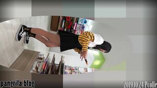Quay lén siêu thị tiện lợi - Em gái 2k9 mặc váy ngắn lộ cả bím múp rụp