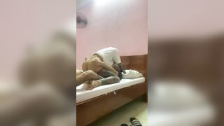 Em Thương mặc sịp đỏ cưỡi ngựa mệt nghỉ cho anh mình dây. Người mỏng còn ngại che mặt