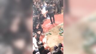 Em gái say xỉn khỏa thân nhảy giữa đám đông