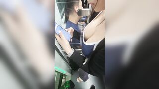 Choáng với tâm hồn cực khủng của em gái 2k7 lén quay trên tàu điện