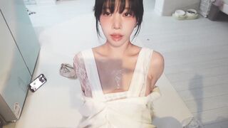 Cuối clip mới sốc - Em gái xinh vú bự vừa rên vừa nhổ nước bọt đầy ngực