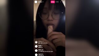 Vãi lồn luôn! Em streamer xniwou đeo kính bú cu giả điêu luyện như JAV