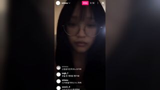Vãi lồn luôn! Em streamer xniwou đeo kính bú cu giả điêu luyện như JAV