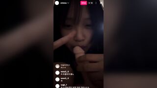 Vãi lồn luôn! Em streamer xniwou đeo kính bú cu giả điêu luyện như JAV