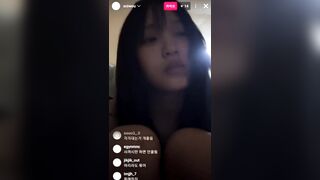 Vãi lồn luôn! Em streamer xniwou đeo kính bú cu giả điêu luyện như JAV