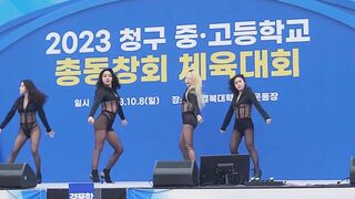 Choáng với dàn dancer mặc đồ xuyên thấu nhảy cực cháy lộ hết cả mông múp