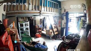 Hack cam cảnh chồng chuẩn bị đi làm phải đè vợ làm 1 nháy