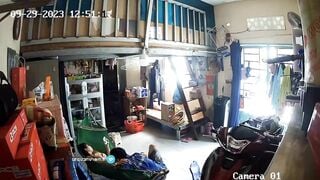 Hack cam cảnh chồng chuẩn bị đi làm phải đè vợ làm 1 nháy
