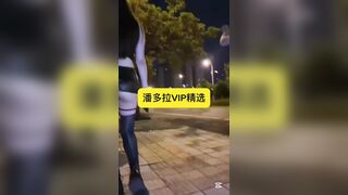 Khoe lồn public ngoài đường