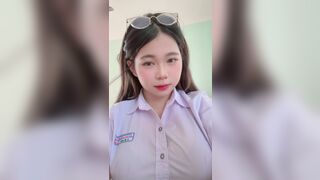 Bé 2k10 thiếu tiền đi show vú cho đại gia xem