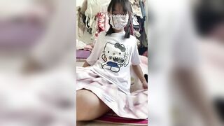 Em gái Hello Kitty dâm dật lôi cặc giả ra tra tấn lồn rậm lông