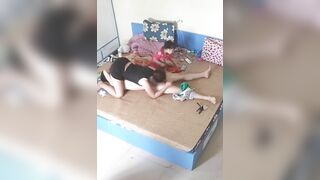 Hack cam cảnh em chồng lén lút với chị dâu địt chị dâu trước mặt cháu