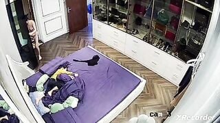 Hack cam chị gái vừa thay đồ vừa chăm sóc con thật dễ thương