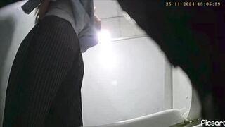 Quay lén gái xinh đi đái nhìn em ấy chu đít càng cuốn càng hấp dẫn