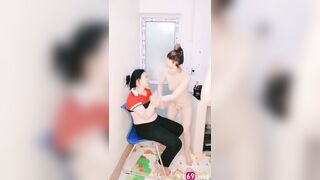Ba chị em làm chung công ty rủ nhau khởi nghiệp còn đeo cả chim giả để chơi