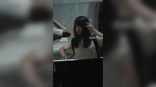 Quay lén cặp đôi học sinh làm tình lén lút trong nhà vệ sinh của trường học