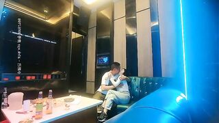 Đây là những gì trg 1 quán KTV bên trung,1 cô gái với bầu ngực lớn và k khí vui nhộn