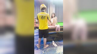 A shipper may mắn được e gái dâm đãng ngồi trên bàn bida cho sờ mó sau khi giao hàng