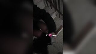Clip Sex Bé nữ sinh kính cận lén lút móc cua em ở hành lang trường trong giờ thể dục