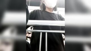 đôi bạn thân đi siêu thị rồi dắt nhau vào nhà vệ sinh thủ dâm cho nhau