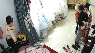 Quay lén tiệm cưới thay đồ 2