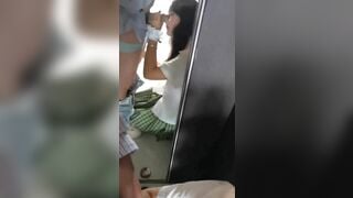 Em nữ sinh bú cu thằng bạn thân trong phòng thay đồ