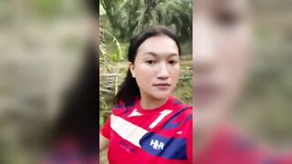 Lén lút chị dâu ngoài vườn vì sợ anh trai phát hiện