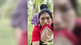 Lén lút chị dâu ngoài vườn vì sợ anh trai phát hiện