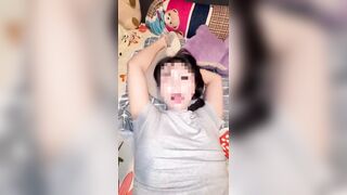 Giúp đỡ em nhân viên bán cafe vỉa hè