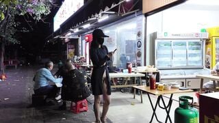 đỉnh cao của public giữa quán ăn đông người