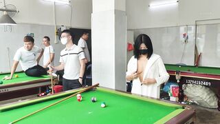 chơi bi-a thua em sinh viên phải cưởi đồ giữa quán bi-a đông người
