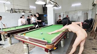 chơi bi-a thua em sinh viên phải cưởi đồ giữa quán bi-a đông người