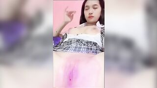 Em học sinh 2k8 vú to lồn hồng hào bị thèm cặc nên phải móc lồn cho khỏi thèm