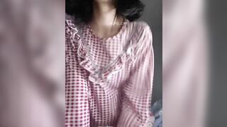 Cực dâm - Em gái vạch áo show vú rồi móc lồn nước ướt nhẹp lênh láng