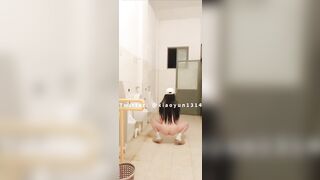 Cô gái nứng lồn ở chuồng trong toilet nam thủ dâm