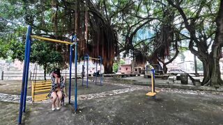 gái xinh public khoe hàng trước mặc các chú cao tuổi