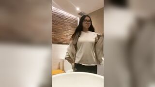 E raunon kính cận cứ vừa đi học về là liền vào phòng tắm quay video show hàng cho xem
