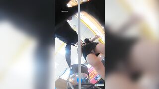 Quay lén dưới váy các em nhân viên thế giới di động màu trắng trông thật xinh