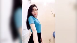 E nhân viên DMX lén vào WC Khoả thân Show Vú Lồn cho khách check hàng djt nhau