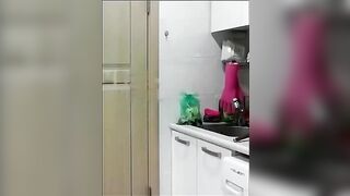 Loạn luân:Thằng anh nén lút địt con em họ non tơ trong bếp