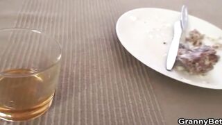 Cháu Trai Say Xỉn Gạ Gẫm Bà Cô Dọn Nhà