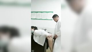Ở lại bệnh viện vô tình thấy cảnh bác sĩ cùng y tá thực tập tăng ca sung sức