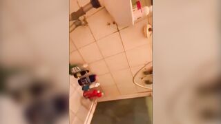 Em hoa khôi rủ sang tắm chung, mà tắm lạ lắm,em nó bắt nhấp,bắt địt gần tiếng