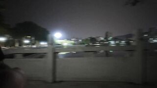 gái xinh public ngay bờ hồ đông người qua lại