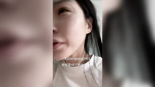 Cô gái khoe vú trước mặt người lạ