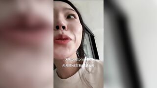 Cô gái khoe vú trước mặt người lạ