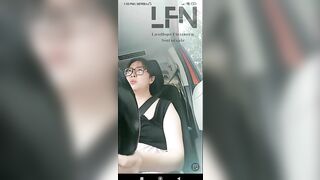 Gái xinh đeo kính dâm đãng thủ dâm trong xe ô tô