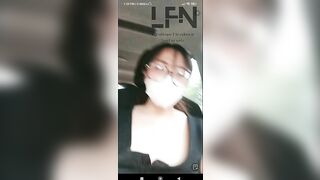 Gái xinh đeo kính dâm đãng thủ dâm trong xe ô tô