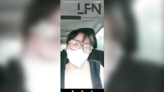 Gái xinh đeo kính dâm đãng thủ dâm trong xe ô tô